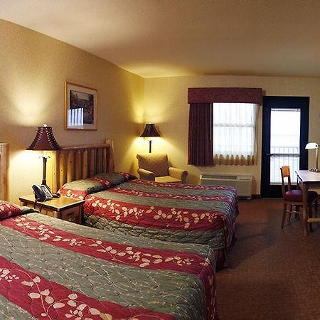 Kewadin St. Ignace Hotel Evergreen Shores エクステリア 写真