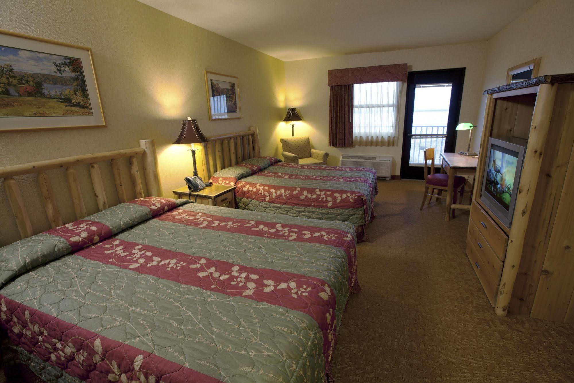 Kewadin St. Ignace Hotel Evergreen Shores エクステリア 写真